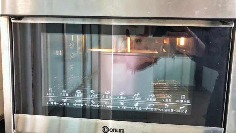 彩虹戚风蛋糕,12、烤箱150度提前预热好,放入蛋糕模150度上下火烘烤45分钟后立即取出倒扣,倒彻底放凉后脱模。
