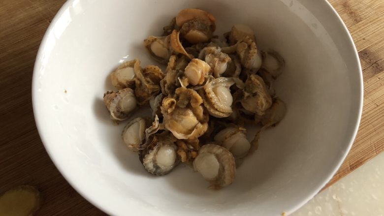 嫩绿轻黄鲜掉眉➕韭菜木耳炒扇贝,扇贝肉摘掉沙囊,流动水下清洗干净,控水备用