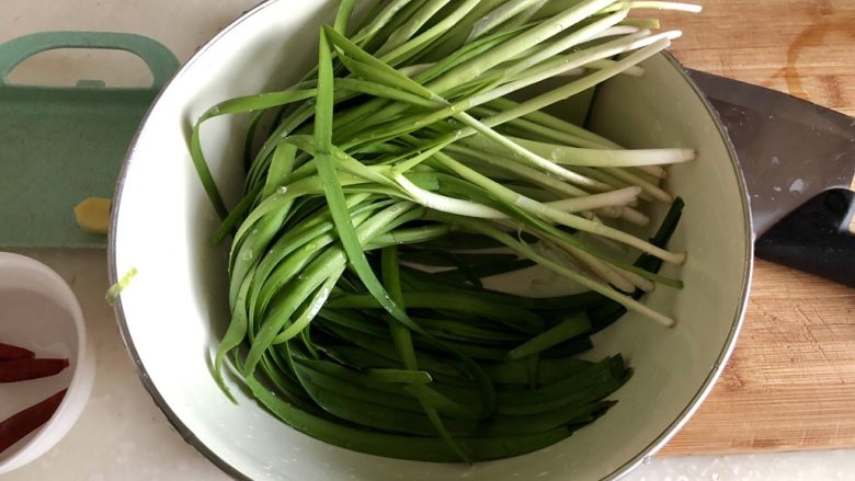 嫩绿轻黄鲜掉眉➕韭菜木耳炒扇贝,韭菜择好,淡盐水浸泡十分钟清洗干净,阿晨是用专门的果蔬清洁剂清洗,韭菜上泥土多大家要洗干净才好哦