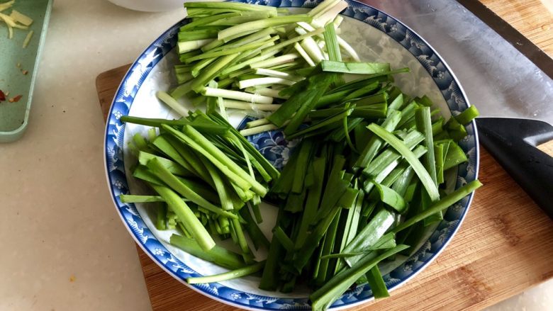 嫩绿轻黄鲜掉眉➕韭菜木耳炒扇贝,韭菜切段,分韭菜头韭菜叶,分别装盘,因为要先放韭菜头部出锅前再放叶子