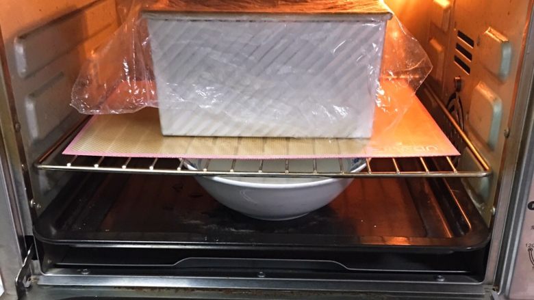 豆沙奶油吐司,送入烤箱两次发酵,方法同上也是60分钟。
