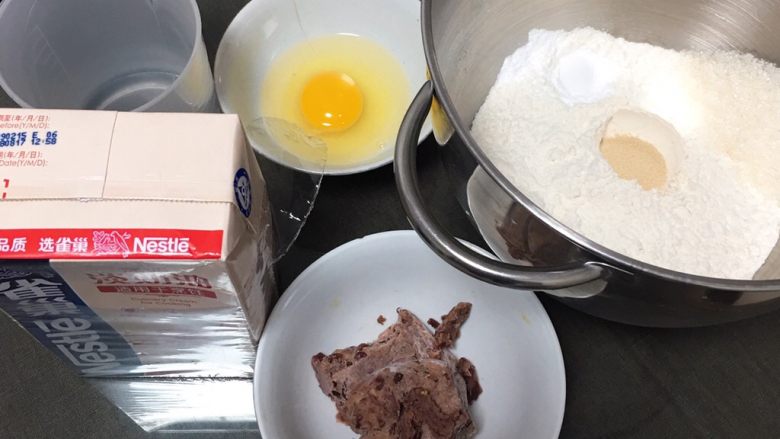 豆沙奶油吐司,材料全部过秤,高筋粉放入厨师机,盐和细砂糖对角放,<a style='color:red;display:inline-block;' href='/shicai/ 739'>发酵粉</a>放中间。启动厨师机先倒入温水。