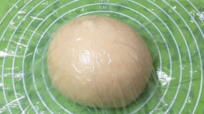 豆沙奶油吐司,滚圆,盖上保鲜膜静置20分钟。