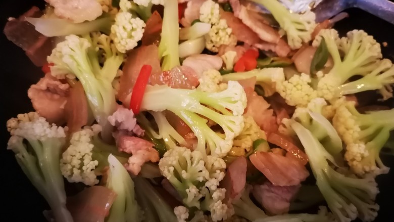 腊味蚝油花菜,加入焯过水的花菜翻炒均匀