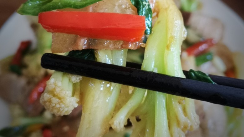 腊味蚝油花菜,每次都迫不及待先来上一口,腊肉的香味混合着蚝油的鲜甜味,实在完美!