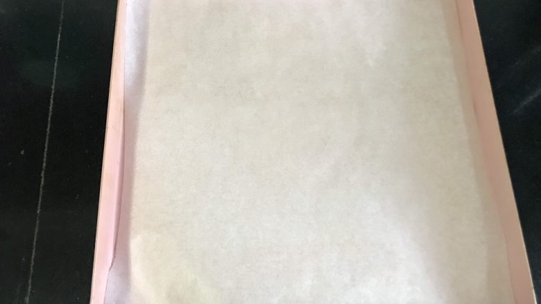 杏仁酥,烤盘铺油纸,预热烤箱150度。