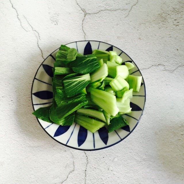 虾姑炒年糕+年夜饭,小白菜洗净切段