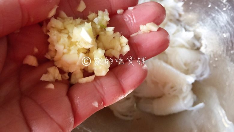 腊肉蒸魔芋结,魔芋结里放入蒜末