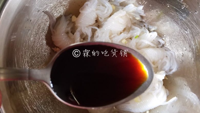 腊肉蒸魔芋结,<a style='color:red;display:inline-block;' href='/shicai/ 788'>生抽</a>（虽然腊肉是有咸味的，但是这个咸味不一定能完全渗透到下面的魔芋结，所以用一勺<a style='color:red;display:inline-block;' href='/shicai/ 788'>生抽</a>把魔芋结先腌一下，保证其有足够的味道）