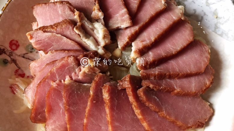 腊肉蒸魔芋结,再码上腊肉片