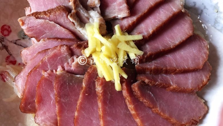 腊肉蒸魔芋结,中间放上姜丝,蒸30分钟左右,蒸的时候可选择扣个盘子或包上保鲜膜,以防水蒸气滴入