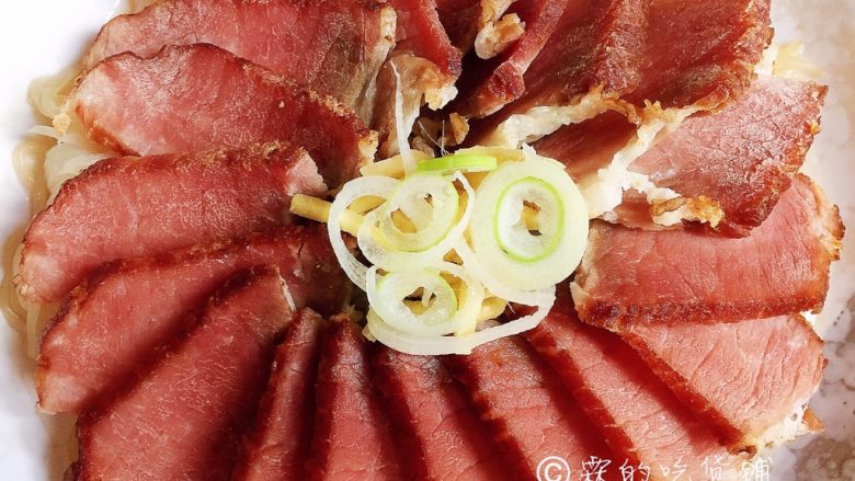 腊肉蒸魔芋结,咸、鲜、香的腊肉蒸魔芋结就完成了,底下的魔芋结也很入味哦