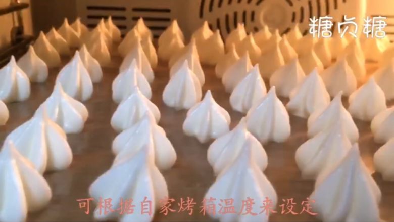 酸奶溶豆,烤箱开80度两个小时,可以根据自家烤箱温度设定,要注意观察哦,溶豆可以轻松从油布上拿下来就证明熟了哦,可以拿出来了