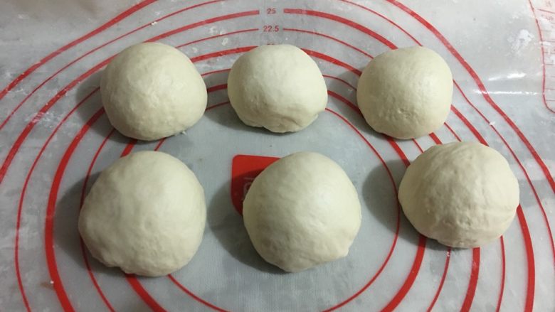 日式红豆包,分成6份,一份约60g左右