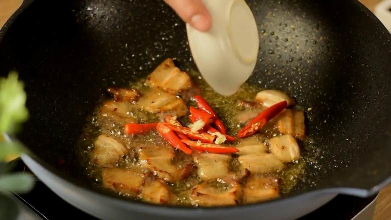 豆角焖面,趁热吃,实在太香了,淋入料酒去腥。