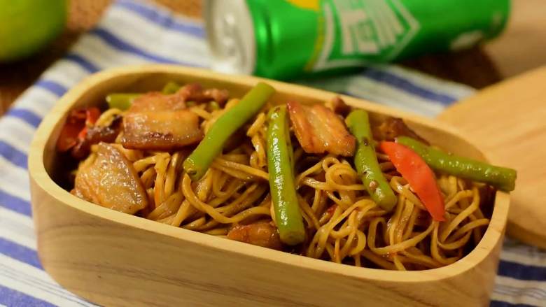豆角焖面,趁热吃,实在太香了,豆角焖面既是主食又有蔬菜和肉类,营养全面均衡哦~
