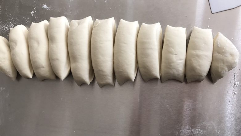 长草颜团子卡通馒头
,切成50g大小的剂子,盖上保鲜膜