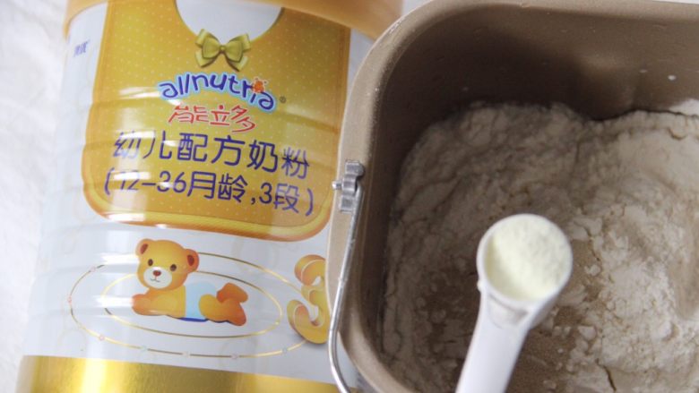 长草颜团子卡通馒头
,取6勺澳优淳璀奶粉兑温水搅匀后取配方奶160克。干净的盆中加入澳优淳璀配方奶、酵母粉、细砂糖,再加入<a style='color:red;display:inline-block;' href='/shicai/ 549'>中筋面粉</a>和玉米油。用筷子搅拌成絮状,用手揉直至表面光滑。(有面包机的话直接将食材放入面包机里)
