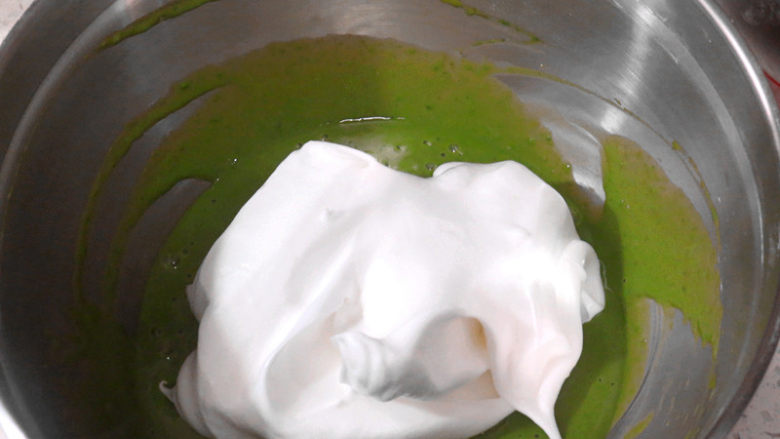 小清新范儿滴【菠菜南瓜蛋糕卷】,取三分之一蛋白霜和蛋黄糊混合,翻拌均匀