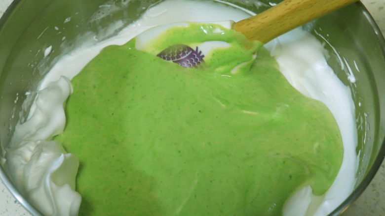 小清新范儿滴【菠菜南瓜蛋糕卷】,拌匀后再整个倒回剩余蛋白霜中,继续翻拌