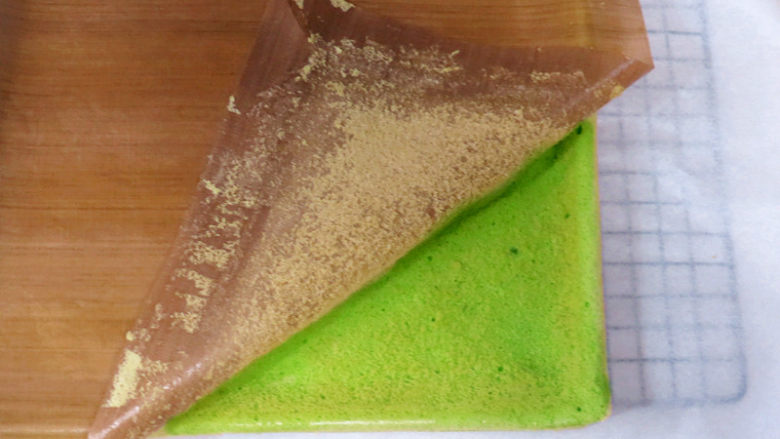 小清新范儿滴【菠菜南瓜蛋糕卷】,出炉倒扣在垫了油纸的烤网上,撕去油布散热