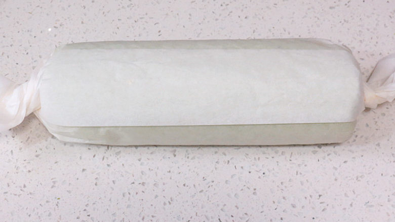 小清新范儿滴【菠菜南瓜蛋糕卷】,两边油纸捏紧呈糖果状,放入冰箱冷藏