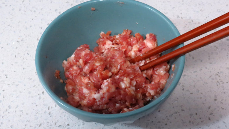 轻松搞定鲜辣爽口的下饭菜【剁椒肉末蒸豆腐】 ,<a style='color:red;display:inline-block;' href='/shicai/ 442'>肉末</a>加少许料酒,适量生粉,生抽腌制片刻