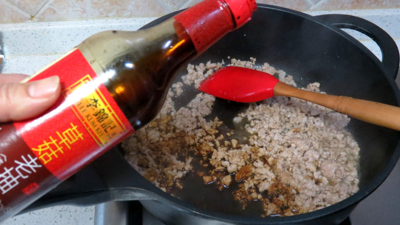 轻松搞定鲜辣爽口的下饭菜【剁椒肉末蒸豆腐】 ,倒入一大勺高汤(没有高汤用开水代替也可以),加入少许老抽上色