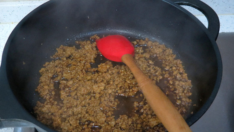 轻松搞定鲜辣爽口的下饭菜【剁椒肉末蒸豆腐】 ,调入适量盐炒匀