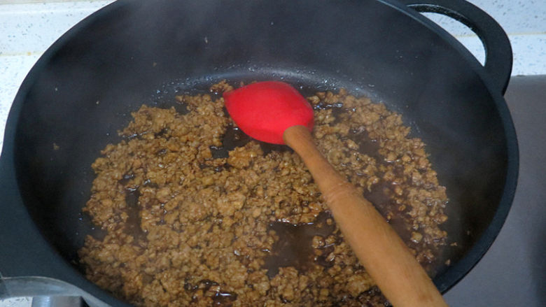 轻松搞定鲜辣爽口的下饭菜【剁椒肉末蒸豆腐】 ,调入适量盐炒匀