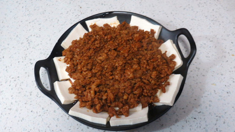 轻松搞定鲜辣爽口的下饭菜【剁椒肉末蒸豆腐】 ,炒好的肉末连汤汁一起淋在豆腐盘里