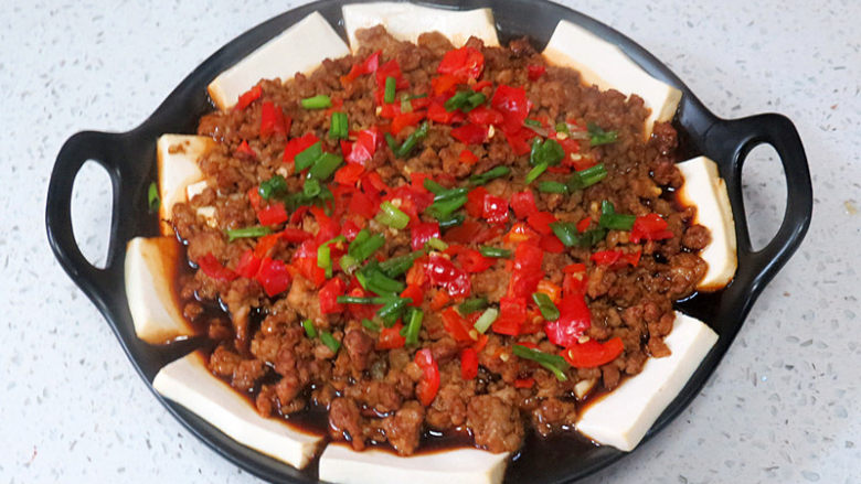 轻松搞定鲜辣爽口的下饭菜【剁椒肉末蒸豆腐】 ,蒸制完成,盘子取出,撒上葱花,完成~~
