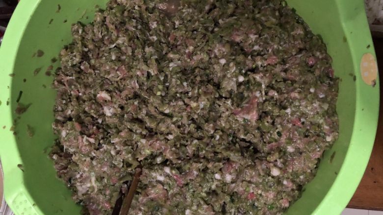 莴笋干肉包,充分搅拌均匀即可!