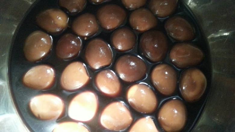 卤鹌鹑蛋,锅内加入适当水,加入料酒,蚝油,生抽,老抽,盐,糖等文火收干汤汁。