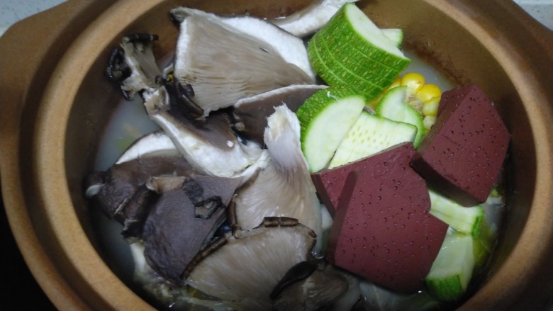 鸡砂锅,大火煮开转小火煮20分钟,转中火放入<a style='color:red;display:inline-block;' href='/shicai/ 231'>平菇</a>、西葫芦、猪血。