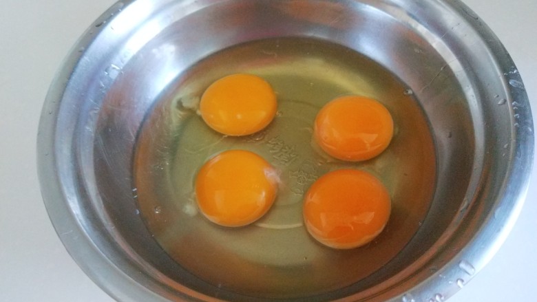 番茄炒蛋 新文美食,<a style='color:red;display:inline-block;' href='/shicai/ 9'>鸡蛋</a>四个打入盆中。
