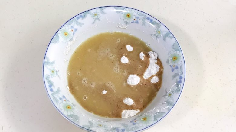 椒盐五香千层饼,炸好的油,将花椒滤出,直接趁热倒入装有粉类的碗中。