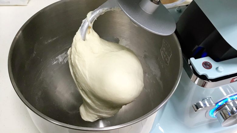 椒盐五香千层饼,接着开2档继续揉,揉成光滑的面团。