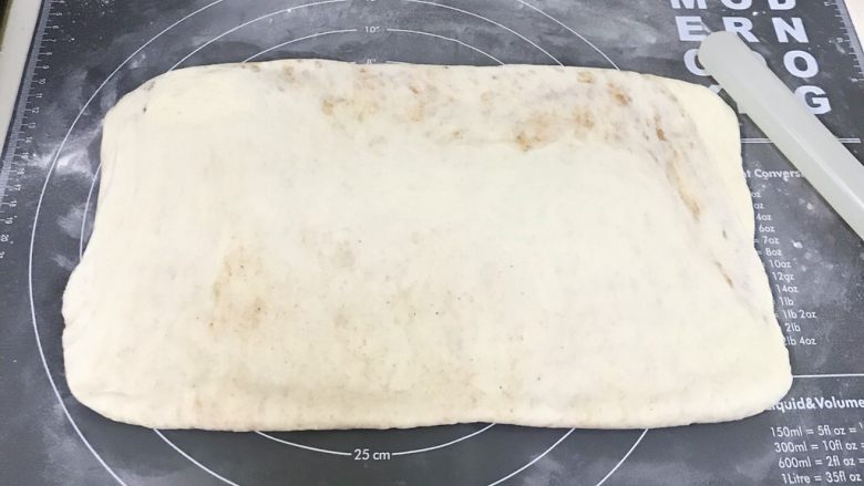 椒盐五香千层饼,再次用擀面杖擀开。