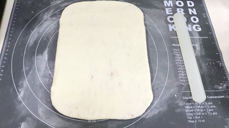 椒盐五香千层饼,将面团再次擀开。