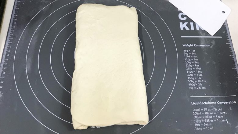 椒盐五香千层饼,将面片左右两端各自向中间1/3处折叠。