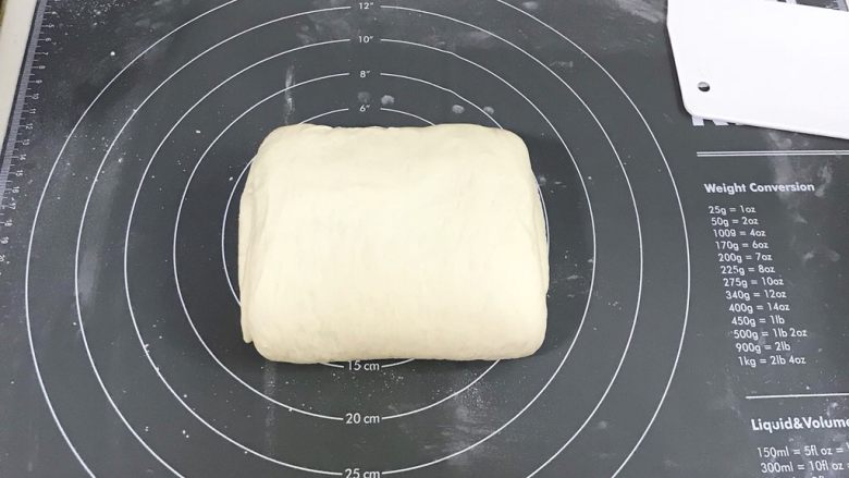 椒盐五香千层饼,然后上下继续折叠。