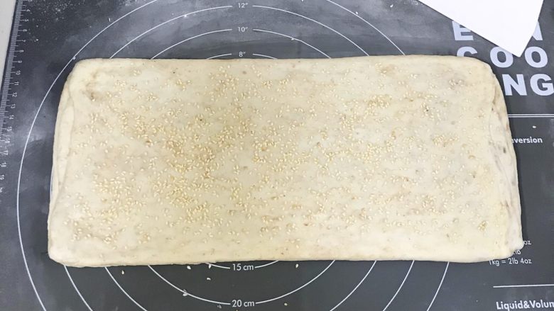 椒盐五香千层饼,表面喷水,撒上适量白芝麻。
