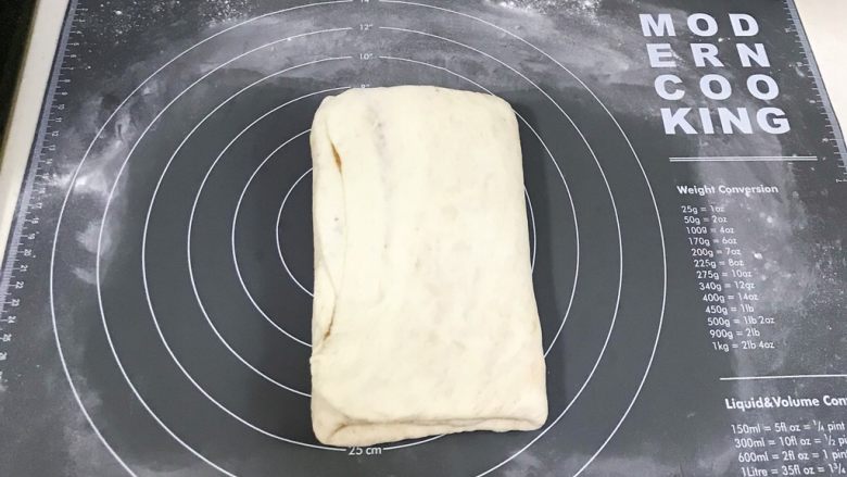 椒盐五香千层饼,重复上述将面片两端各自向中间1/3处折叠,完成第三次三折。