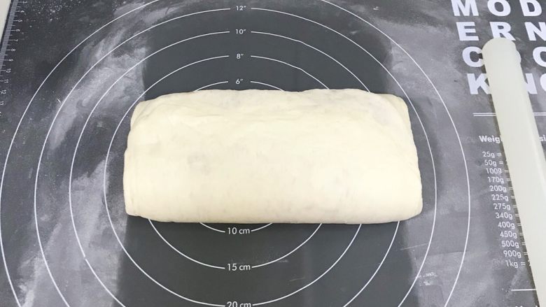 椒盐五香千层饼,再次将面片上下两端各自向中间1/3处折叠,完成第二次折叠。