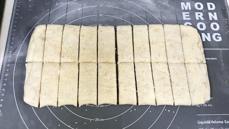 椒盐五香千层饼,先从中间横向一分为二,再竖切等分长条形即可。