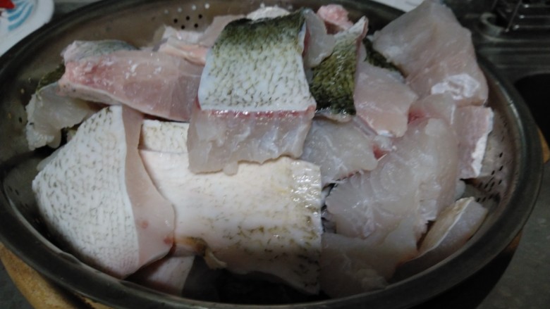 孜然鱼块,再将鱼肉切片。