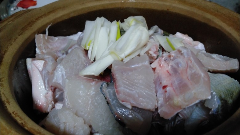 孜然鱼块,加入葱丝、<a style='color:red;display:inline-block;' href='/shicai/ 718'>料酒</a>、<a style='color:red;display:inline-block;' href='/shicai/ 788'>生抽</a>。