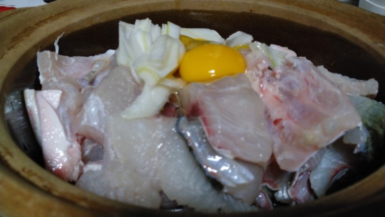 孜然鱼块,打入<a style='color:red;display:inline-block;' href='/shicai/ 9'>鸡蛋</a>。