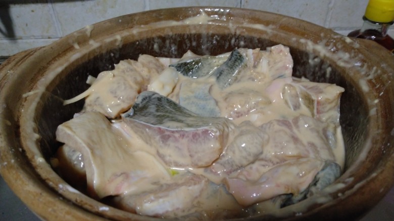 孜然鱼块,加入淀粉,用手抓均匀,腌制30分钟入味。